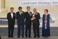 本報社長，副財政部阿末胡斯尼出席"星洲企業楷模獎頒獎典禮 （攝影：譚湘璇）